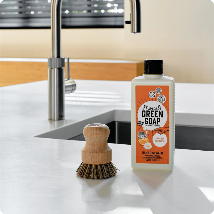 Afwasmiddel Marcel's Green Soap op een aanrechtblad