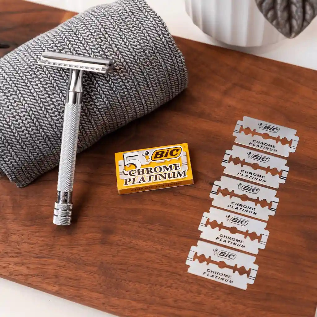 BIC safety razor mesjes met verpakking en veiligheidsscheermes