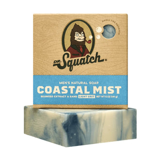 Dr. Squatch Coastal Mist zeep van 141 gram met kartonnen verpakking tegen een witte achtergrond