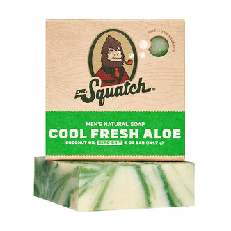 Dr. Squatch Cool Fresh Aloe zeep met kartonnen verpakking tegen een witte achtergrond