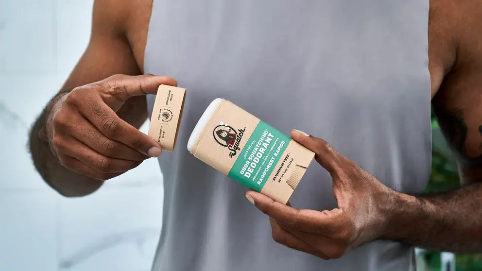 Man met Dr. Squatch deodorant