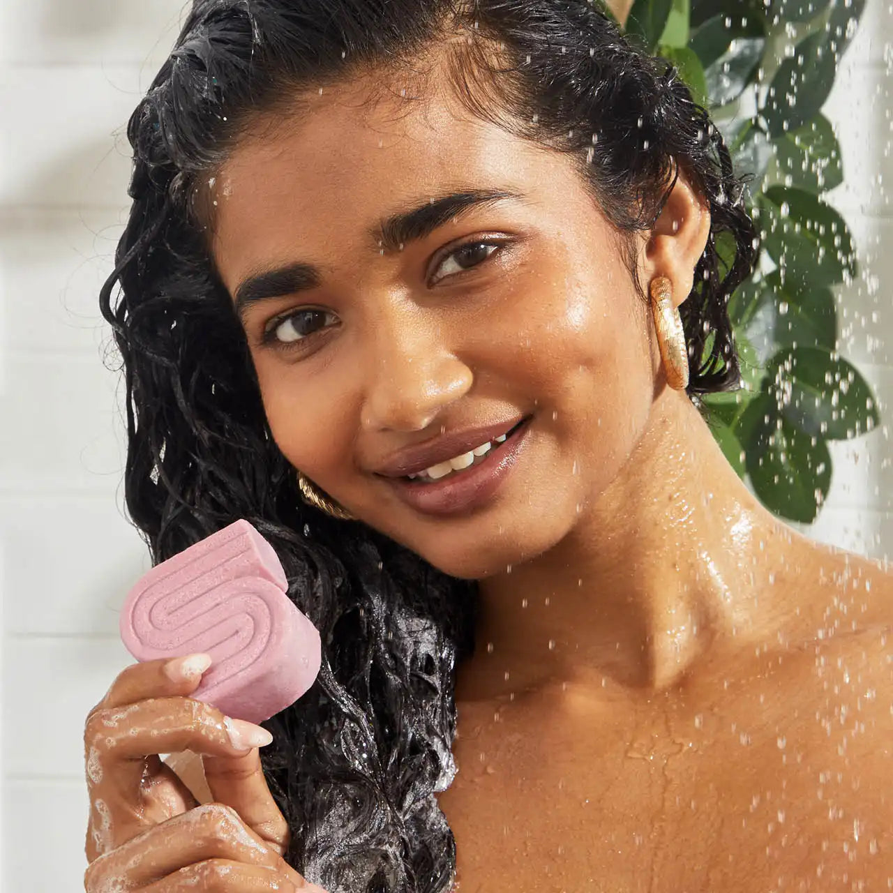 Vrouw met Kitsch Castor Oil Shampoo