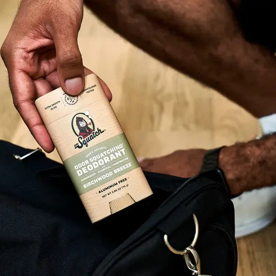 Dr. Squatch Deodorant voor heren in een toilettas