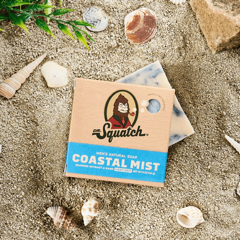 Dr. Squatch Coastal Mist zeep op het strand met schelpen