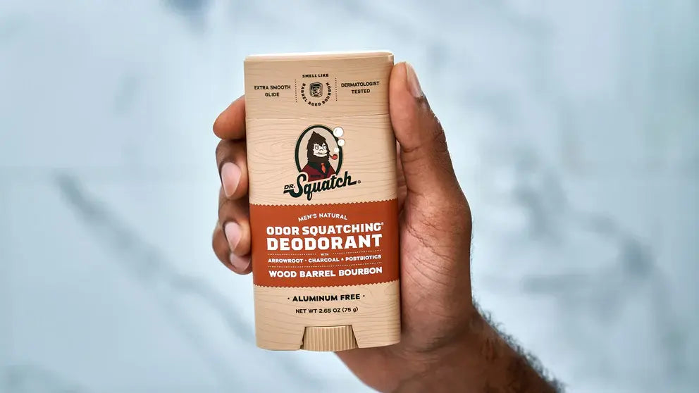 Man houd deodorant vast Wood Barrel Bourbon deo