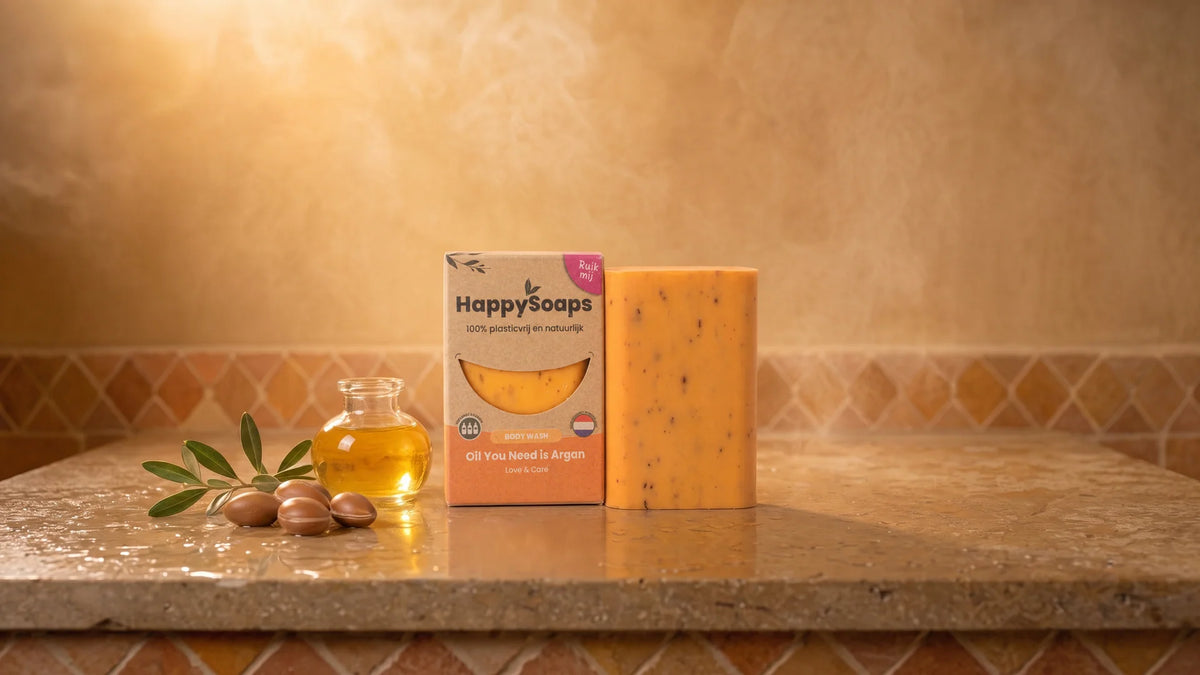 Oil You Need is Argan Body Wash Bar met verpakking en een flesje olie in een badkamer